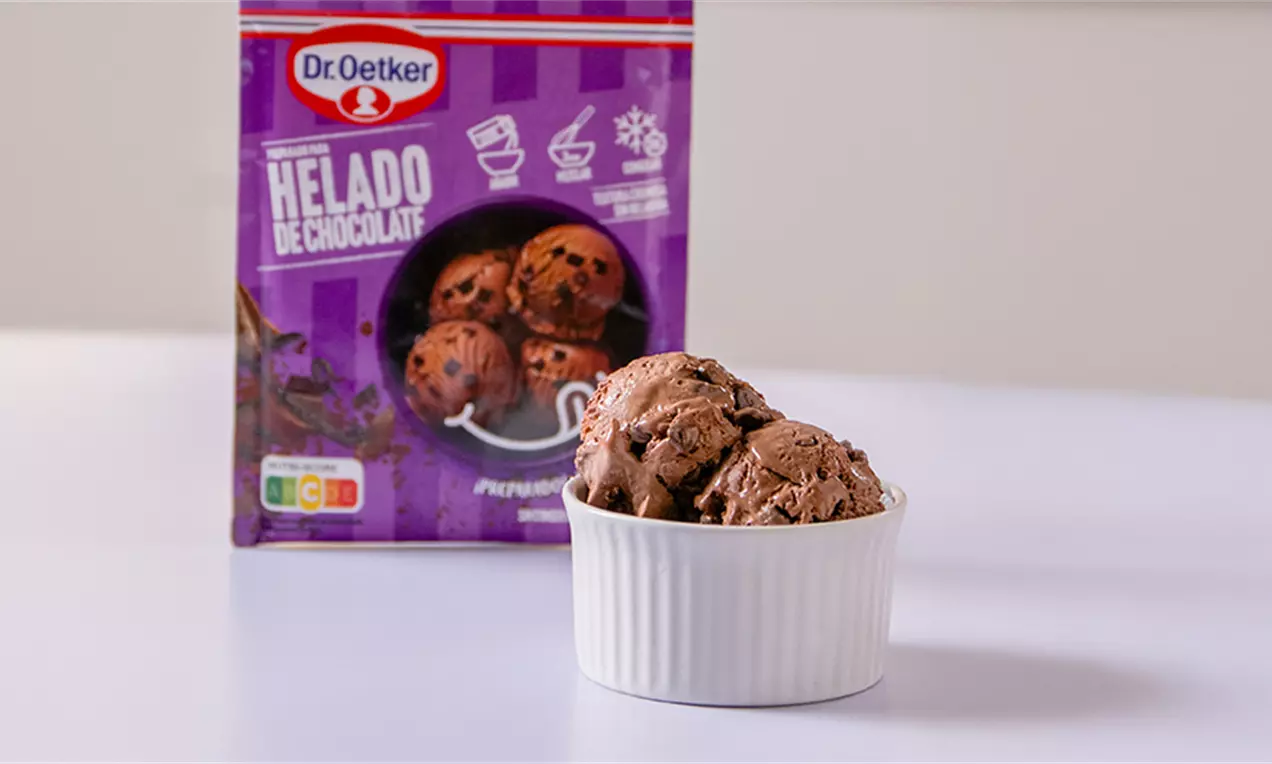 Helado de chocolate marrón intenso con textura cremosa y trozos de chocolate en bolas suaves dispuestas en un recipiente blanco