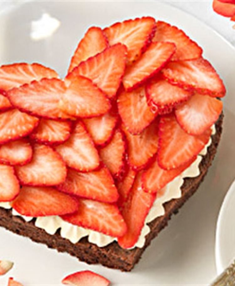 Tarta corazón de chocolate con fresones y nata